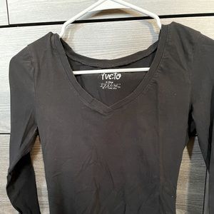 Size medium  black aveto v-neck long sleeve